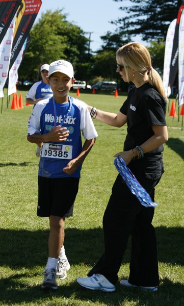 Christopher Ung from Papatoetoe is congratulated by Olympic triathlete Debbie Tanner at the 2009 Manukau Weet-Bix Tryathlon